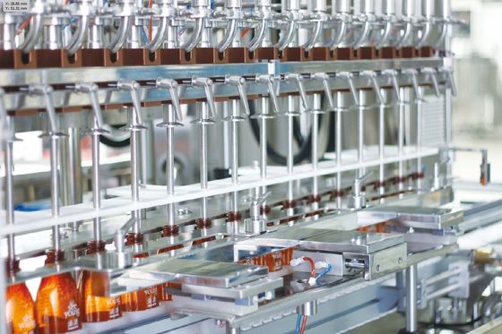 Praca z dużą prędkością jedna linia obejmuje rodzaje produktów Napełnianie maszyny zamykającej