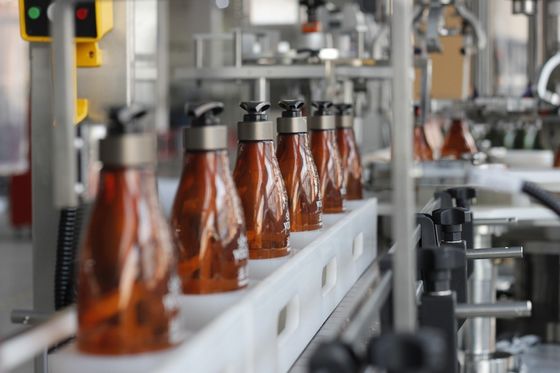 AC380V Maszyna do zamykania szklanych butelek 6000BPH z czterema pazurami