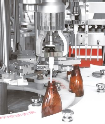 Automatyczna maszyna do zamykania butelek 4KW z podajnikiem zakrętek