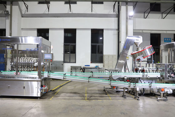 Automatyczna plastikowa butelka z obrotową śrubą na prasie na maszynie do zamykania o dużej prędkości